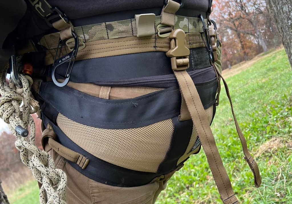 An angled view of the back of the Buzzard Roost hunting saddle.